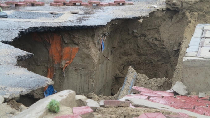 Phần đất, cát dưới mặt đường bị xói dần và cuốn trôi.