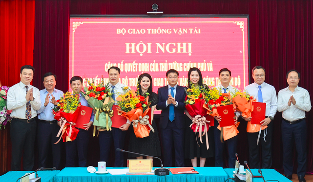 Bộ trưởng GTVT Nguyễn Văn Thắng chúc mừng các cán bộ được bổ nhiệm, điều động. Ảnh: Bộ Giao thông vận tải.