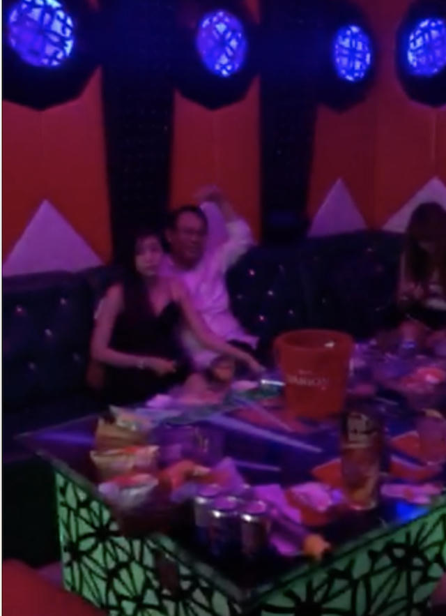 Dịch vụ nhạy cảm bên trong quán Karaoke Galaxy.