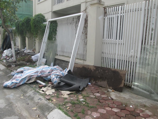 Sự hoang tàn dẫn đến những bãi rác nằm ngỗn ngang hai bên đường