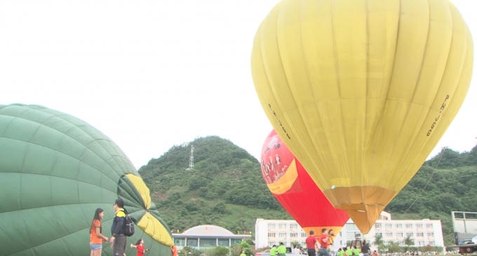 Các khinh khí cầu chuẩn bị bay lên.