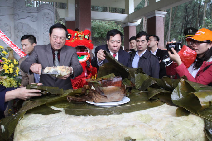 Sau khi hoàn thành nghi lễ dâng hoa, dâng hương, dâng bánh, Ban tổ chức đã thụ lễ phát lộc bánh cho bà con nhân dân địa phương và khách thập phương về dự lễ.