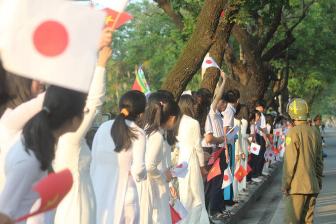 Học sinh dõi theo về hướng nơi đoàn xe chuẩn bị đến.