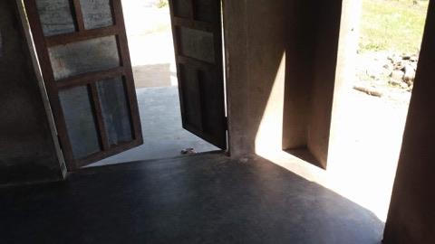 Nền nhà nơi bố mẹ cháu A. cho rằng con gái mình bị xâm hại.