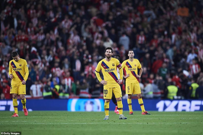 Messi và các đồng đội cũng chia tay Cúp Nhà Vua khi Barcelona thua Athletic Bilbao với tỷ số 0-1.