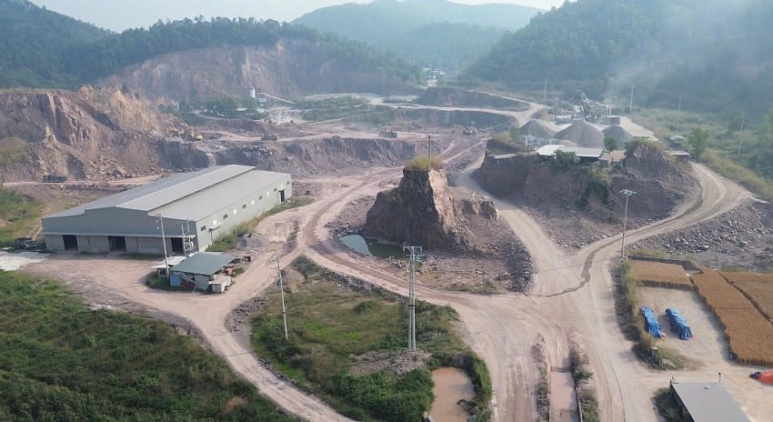 Nhà xưởng được xây dựng trái phép trong mỏ của Công ty Minh Hà.