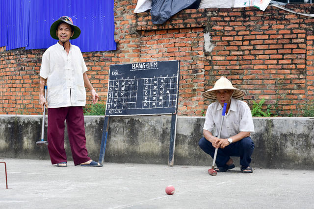 Các cụ chăm chú, hồi hộp dõi theo từng diễn biến trên sân.