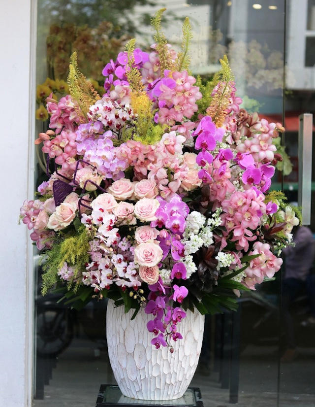 Bình hoa trị giá 40 triệu đồng được chủ một thẩm mỹ viện tại quận 1 đặt mua.