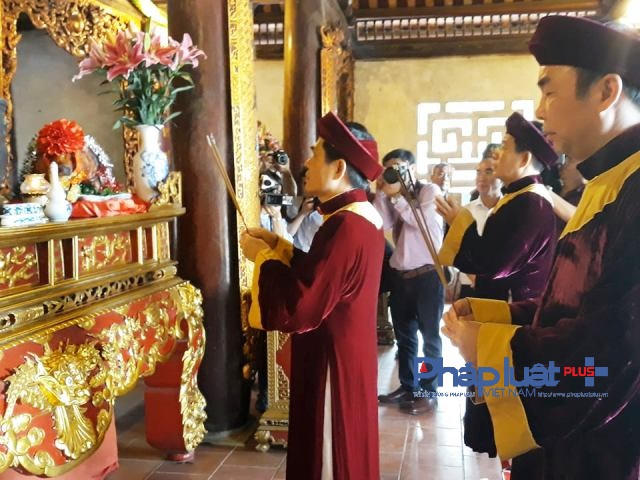 Chủ lễ thắp hương tại khi vực đền Thỏng (Ảnh: Đào Tấn)