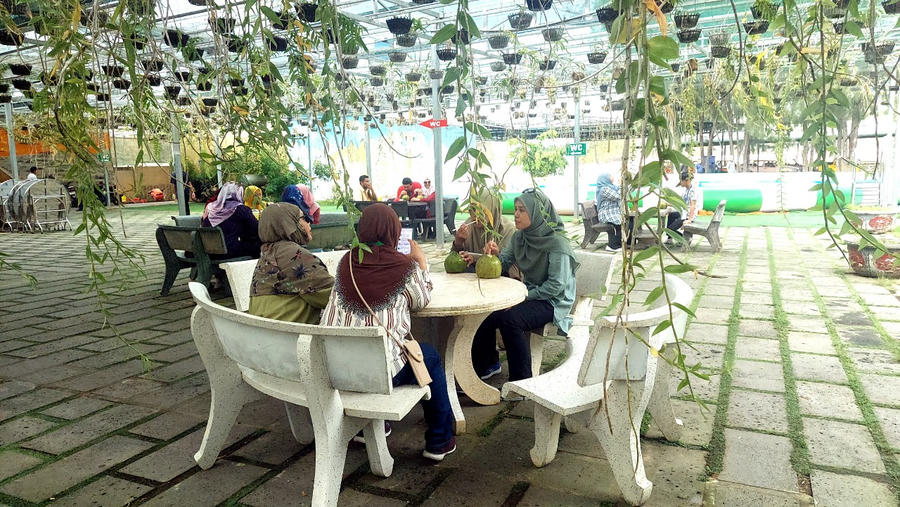 Ngoài lượng khách trong nước, Bàu Trắng còn thu hút đông đảo khách du lịch quốc tế đến tham quan