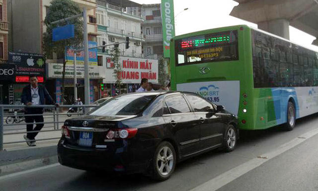 Chiếc xe biển xanh lấn làn, húc vào đuôi xe buýt nhanh ngày 7/1. (Ảnh do Xí nghiệp xe buýt nhanh cung cấp)