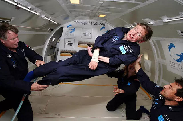 Nhà vật lý Stephen Hawking trải nghiệm môi trường không trọng lực (Ảnh: AFP)