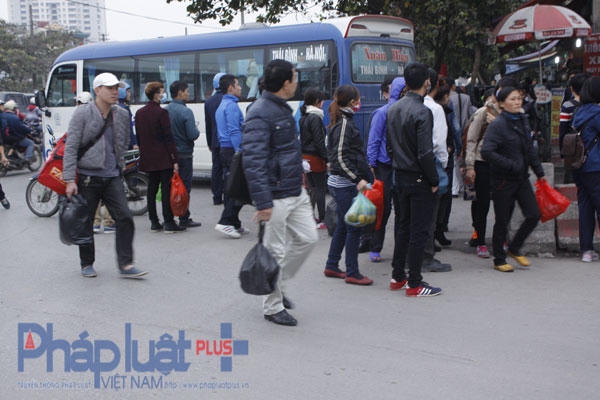 Bến xe &ldquo;ngột thở&rdquo; v&igrave; người d&acirc;n đổ x&ocirc; về nghỉ tết Dương lịch 2016