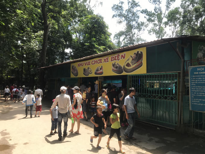 Khu vui chơi xe điện.