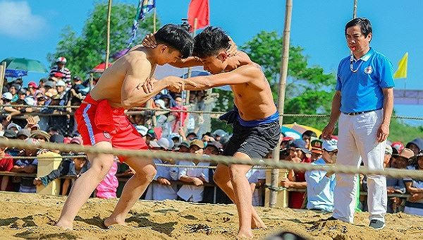 Hai đô vật lứa thiếu niên bước vào thi đấu. 