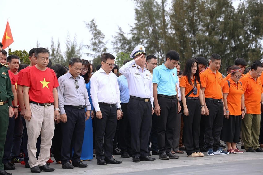 Đoàn công tác số 23 đã kính cẩn làm Lễ dâng hoa, dâng hương tưởng niệm các anh hùng, liệt sĩ.