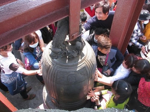 Lên đến chùa Đồng, người dân sờ tay, xát tiền vào chuông để cầu may. Anh Nguyễn Văn Bắc (36 tuổi, quê Hải Dương) cho biết, đi xe máy cùng nhóm bạn đến Yên Tử từ 4h sáng. "Đây là lần thứ hai tôi đi Yên Tử, năm nay thời tiết nắng đẹp, leo lên đến chùa Đồng có vất vả hơn năm ngoái, nhưng đường dễ đi vì không trơn trượt như những năm trước", anh Bắc nói.