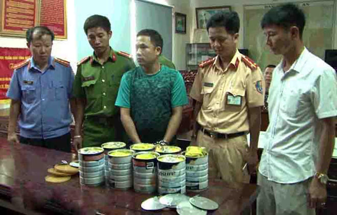 Mai Đình Phước (đứng giữa) cùng tang vật chuyên án. (Ảnh: Zing.vn)