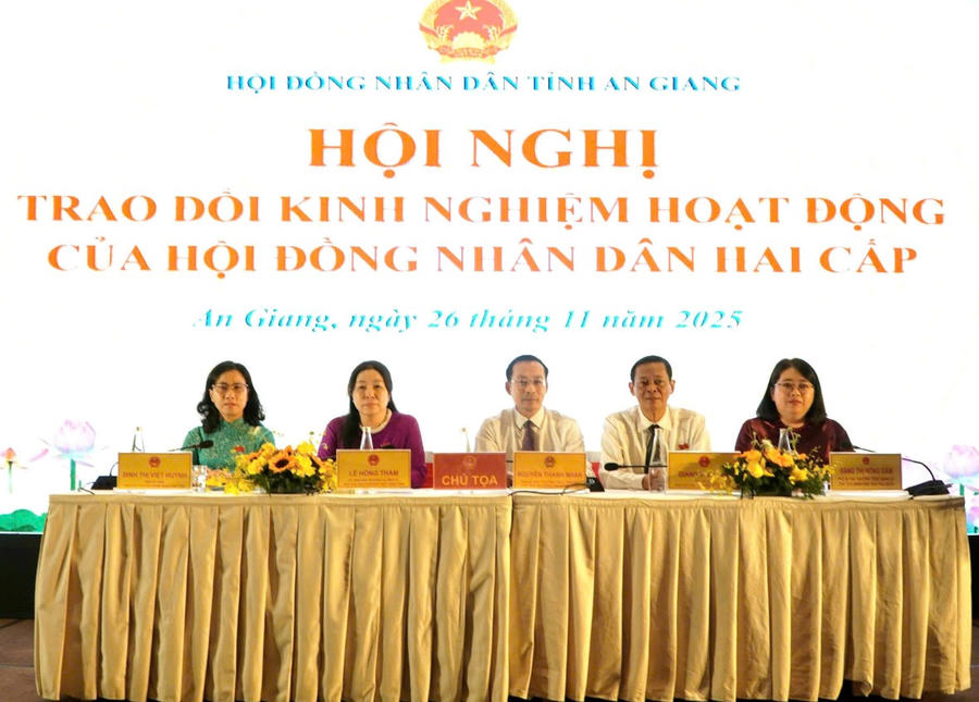 Chủ tọa Hội nghị trao đổi kinh nghiệm hoạt động HĐND hai cấp.