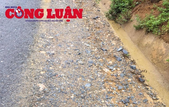 Lớp láng nhựa và xi măng chỉ sau vài trận mưa là… trôi hết