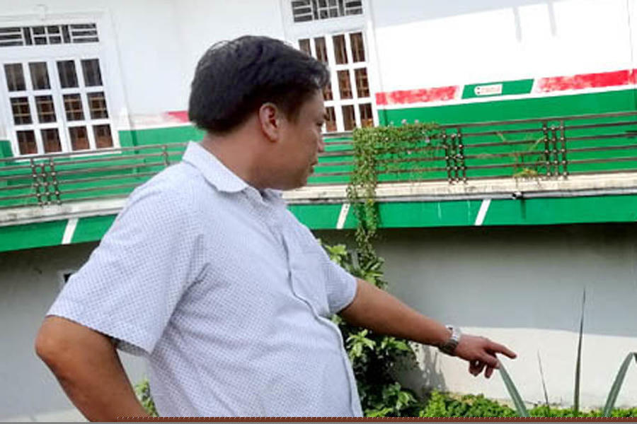 Ông Cường bên dãy nhà bị hư hỏng do thủy điện dâng nước.