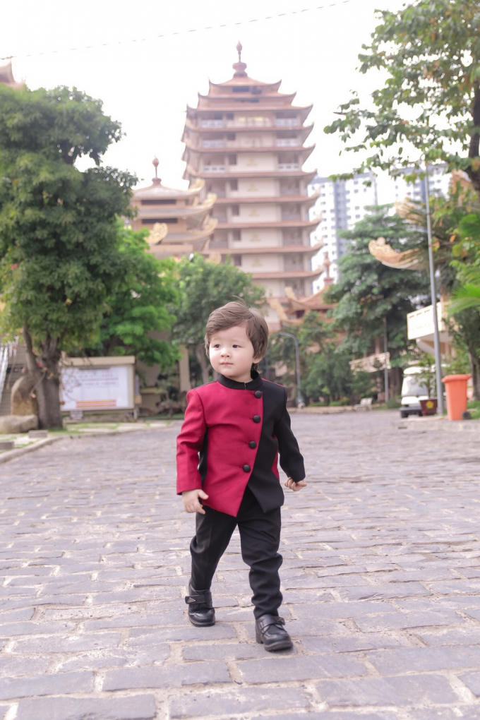 Trong khi đó, cậu em Alfie Túc Mạch được mẹ Elly diện một bộ vest vừa vặn để đón Trung thu. Mái tóc bồng bềnh cùng những kiểu tạo dáng không thể ngầu hơn giúp chàng soái ca nhí tiếp tục chiếm trọn tình cảm yêu mến từ khán giả.