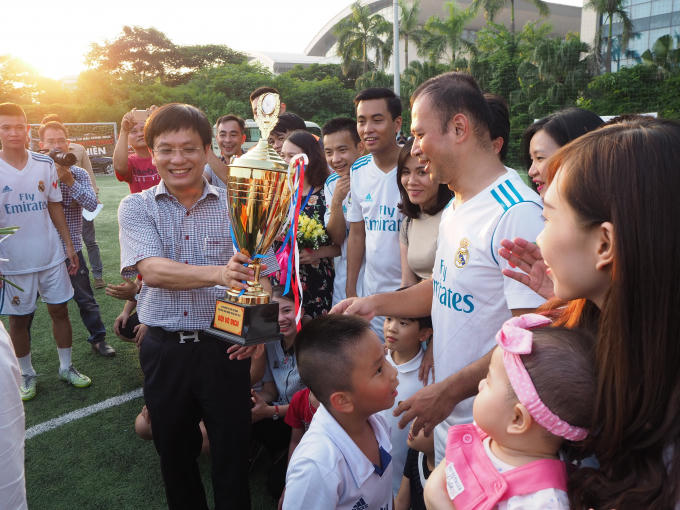 Ông Hồ Minh Chiến Trưởng Ban tổ chức giải trao cup vô địch khu vực Hà Nội cho đội Đài Truyền hình Việt Nam.