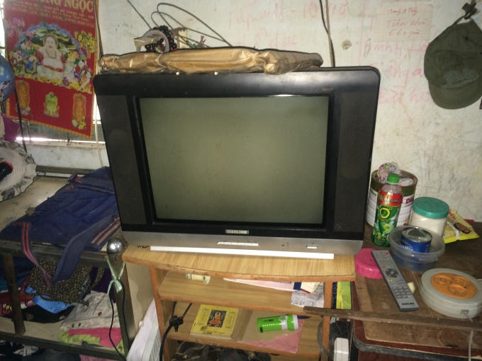 Tài sản quý giá nhất là chiếc tivi cũ kĩ này.