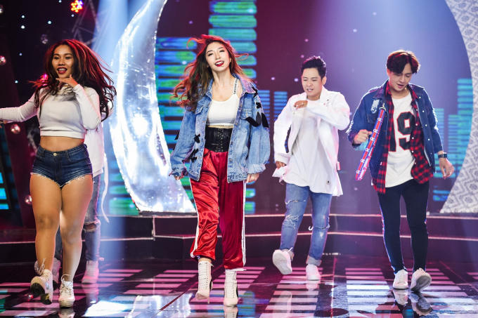 Ngô Kiến Huy - Khổng Tú Quỳnh “nắm tay” làm minishow