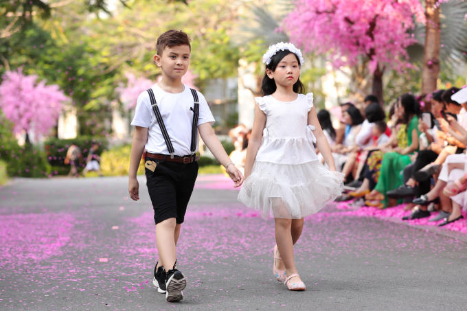 Xu&acirc;n Lan v&agrave; b&eacute; Thỏ diện đầm trắng l&agrave;m vedette cho Văn Th&agrave;nh C&ocirc;ng