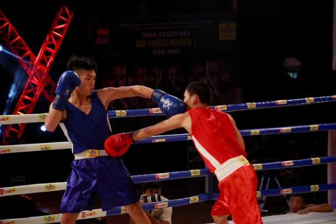 Công Minh (xanh) sử dụng lối chơi “phủ đầu” đối phương.