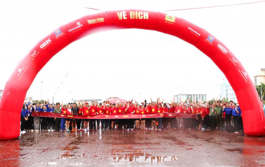 Sau quãng đường gần 4km, hơn 5.000 cán bộ, chiến sĩ và Nhân dân tỉnh Cà Mau đã về đích trong hành trình “1 tỷ bước chân tiến vào kỷ nguyên mới” (Ảnh: Hoài Bảo).