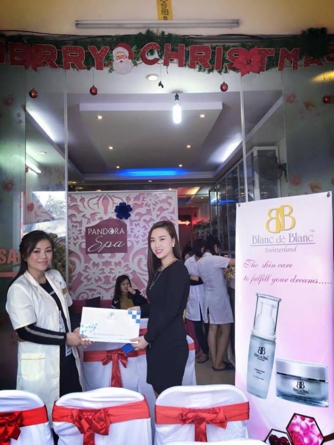 Chị Thu Hiền trao công nghệ nâng cơ cho Spa Pandora ở Mê Linh - Hà Nội.