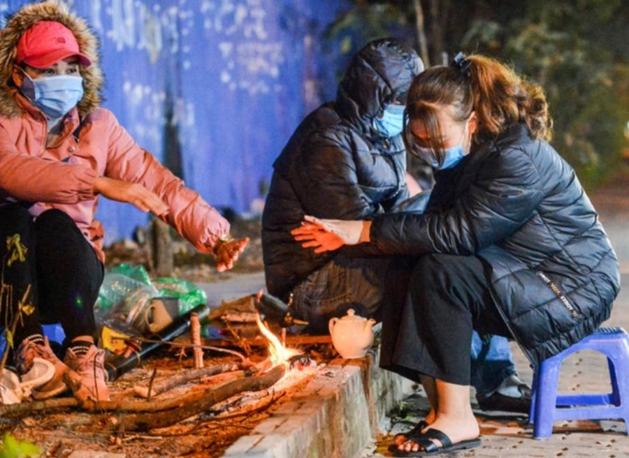 Trên nhiều tuyến phố như Lê Đức Thọ, Phạm Hùng, Lê Văn Lương, Nguyễn Chí Thanh, Nguyễn Hoàng, Nguyễn Ngọc Vũ, Hoàng Cầu… người dân thường nhặt củi khô bên đường rồi đốt lửa cả buổi tối