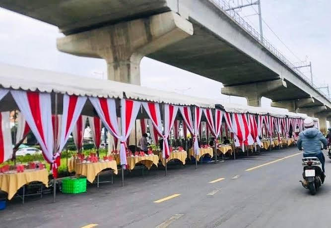 Rạp cưới ngay dưới chân cầu vượt tại TP Thủ Đức.
