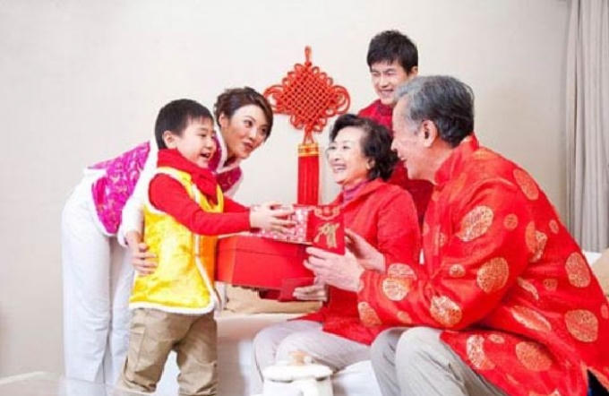 Thay vì mừng tuổi tiền, người lớn nên tặng trẻ nhỏ những món quà có tính giáo dục, rèn luyện kỹ năng sống. Ảnh minh họa internet.