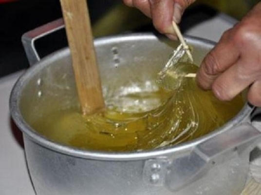 Để mua được những chiếc kẹo kéo như thế này, rất nhiều dép guốc, sắt vụn cũ ở trong nhà đã phải "ra đi" với các bạn nhỏ 8x, 9x lúc đó. Ảnh: sưu tầm.