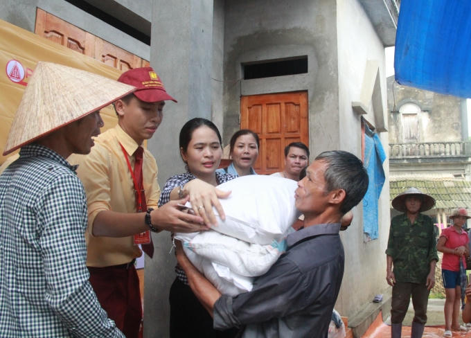 Đây là một nghĩa cử đẹp thể hiện tấm lòng của toàn thể Ban Lãnh đạo, CBCNV Bảo tín minh Châu và hy vọng sẽ góp phần giúp người dân nhanh chóng khắc phục hậu quả của bão lũ và sớm ổn định cuộc sống.