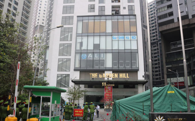 Lực lượng chức năng phong toả toà nhà The Garden Hill, số 99 phố Trần Bình, phường Mỹ Đình 2. Ảnh: KTĐT