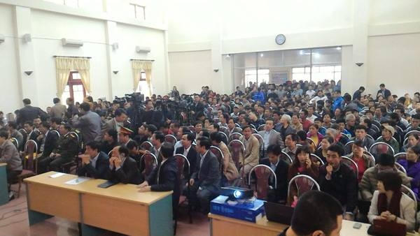 Hàng nghìn cư dân Sầm Sơn tham gia buổi đối thoại với Bí thư Tỉnh ủy Trịnh Văn Chiến.