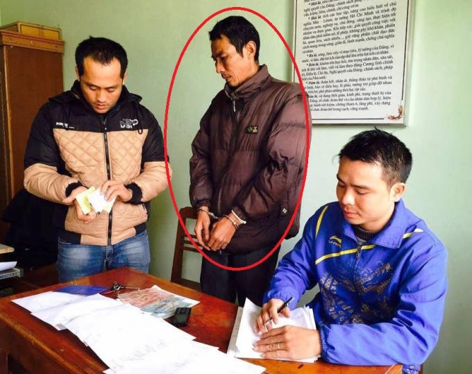 Nguyễn Văn Nguyên (khoanh tròn đỏ) tại cơ quan điều tra