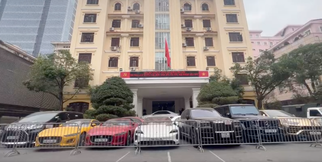Hàng chục siêu xe bị thu giữ.