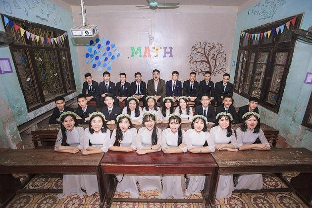 Lê Bá Hoàng cùng các thành viên lớp 12 Toán Trường THPT chuyên Hùng Vương, tỉnh Phú Thọ.