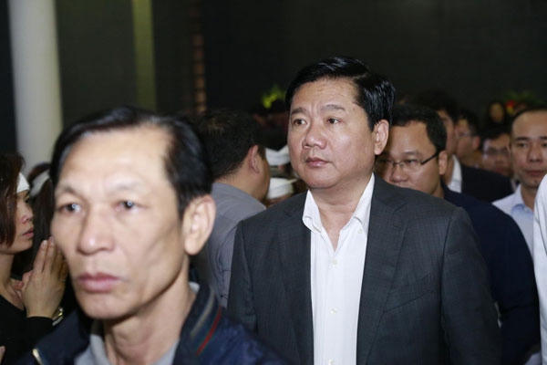 Sự xuất hiện của Bí thư Thành Ủy TP.HCM Đinh La Thăng trong đám tang nhạc sĩ Trần Lập chia buồn cùng gia đình cũng là một điều bất ngờ và xúc động nhất đối với mọi người.