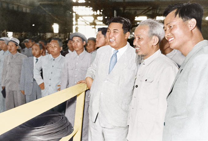 Chủ tịch Hồ Chí Minh và Thủ tướng Kim Nhật Thành tới thăm Nhà máy luyện thép GangSon (Triều Tiên).