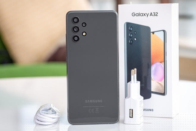 Samsung Galaxy A32 - Mẫu máy này đang được bán ra với mức giá 6,4 triệu đồng. Galaxy A32 sở hữu thiết kế vuông vức cùng mặt lưng nhiều màu sắc. Cụm camera của máy cũng được thiết kế khác biệt hoàn toàn so với các smartphone khác trên thị trường. Mẫu máy này sử dụng con chip MediaTek Helio G80, RAM 6 GB và bộ nhớ trong 128 GB.
