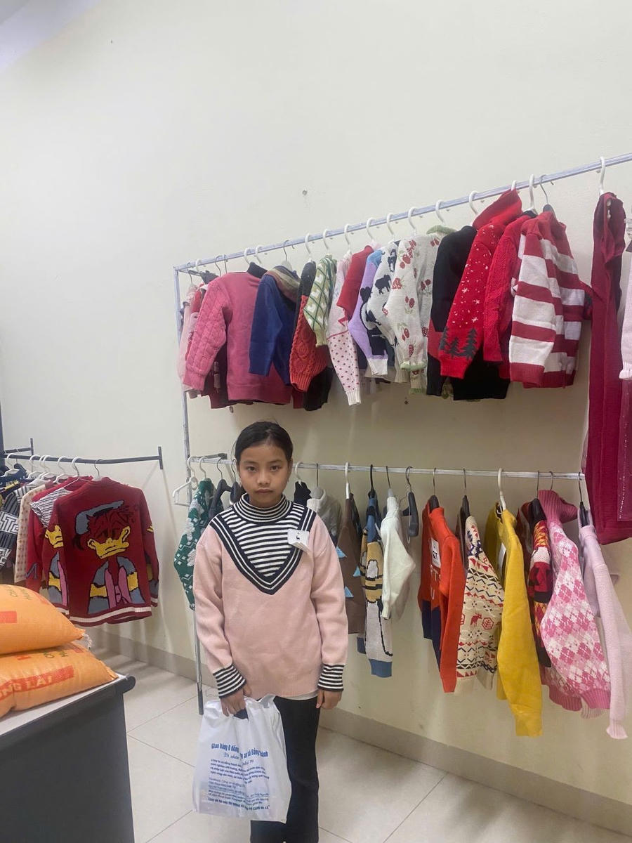 Gian hàng 0 đồng” của Công an xã Bằng Thành đã tiếp sức cho người nghèo, những mảnh đời yếu thế.