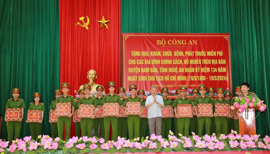 Trao quà tặng cán bộ Công an xã có hoàn cảnh khó khăn - Ảnh Công an Nghệ An.