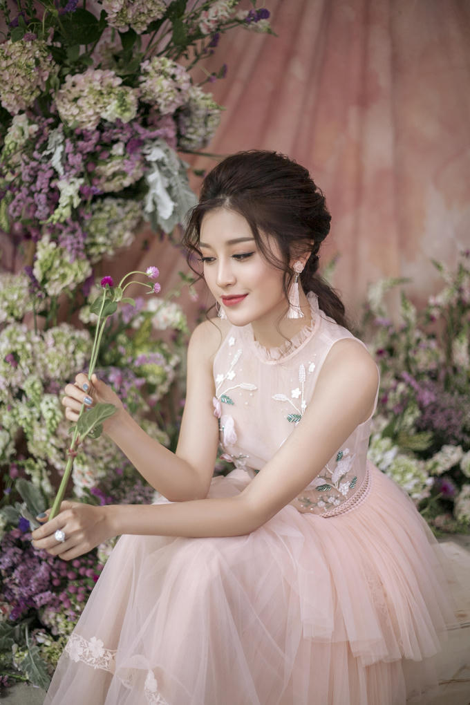 Kỹ thuật xếp tầng được áp dụng để nên thiết kế độc đáo của Á hậu Huyền My. Gam màu hồng pastel kết hợp hoạ tiết hoa tạo nên tổng thể trang phục đậm chất nữ tính, trẻ trung.