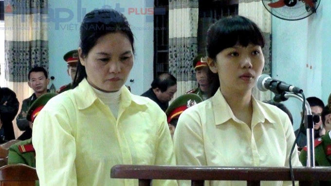 Bị cáo Nga và con gái tại phiên tòa ngày 27 tháng 02.